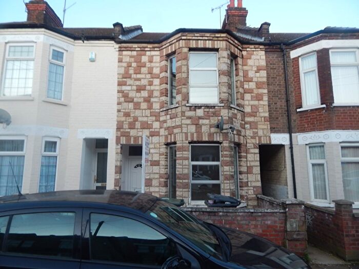 3 Bedroom Terraced House To Rent In Selbourne Road, Luton, LU4