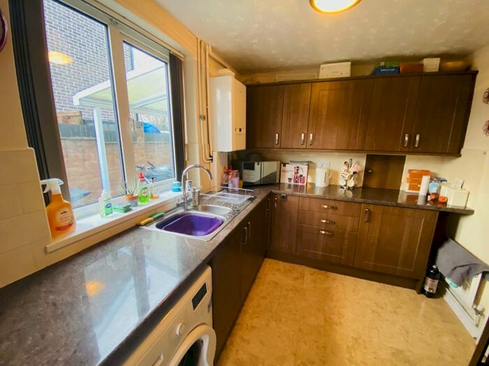 4 Bedroom Semi-Detached House To Rent In Stirling Avenue, Loughborough, LE11