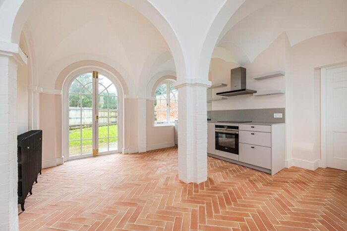 2 Bedroom Apartment To Rent In The Close, Winchester, SO23