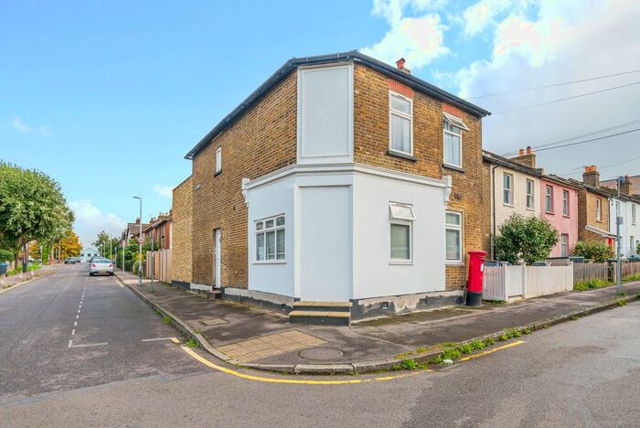 3 Bedroom Flat To Rent In Cambridge Grove Road, Kingston Upon Thames, KT1