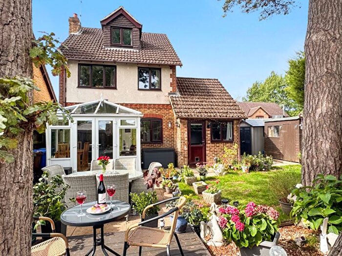 3 Bedroom Detached House For Sale In Gibbons Close, Sandhurst, GU47