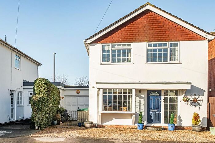 4 Bedroom Link Detached House For Sale In Cochrane Close, Thatcham, RG19