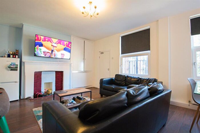 6 Bedroom Terraced House To Rent In Regent Terrace, Hyde Park, Leeds, LS6