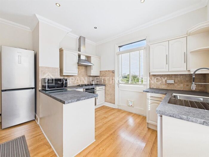 2 Bedroom Flat To Rent In Twyford Avenue, London, W3