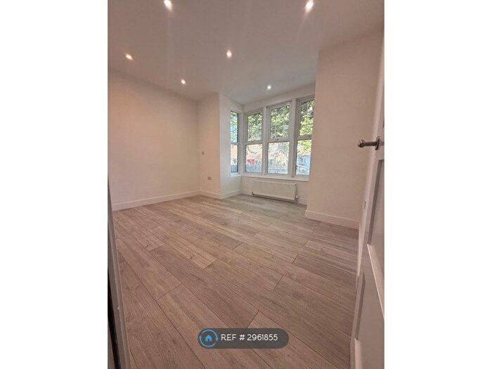 3 Bedroom Flat To Rent In St. James Road, Sutton, SM1