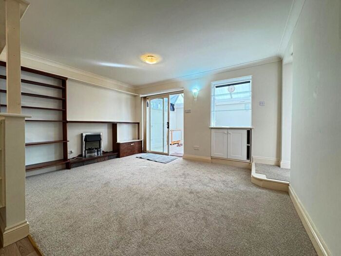 1 Bedroom Flat For Sale In Crouch Road, Burnham-on-Crouch, CM0