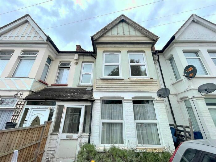 2 Bedroom Flat To Rent In Lovelace Gardens, Southend-On-Sea, SS2