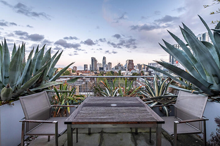 2 Bedroom Flat For Sale In Shepherdess Walk, London, N1