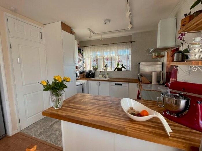 3 Bedroom Flat To Rent In Coulsdon Road, Caterham, CR3