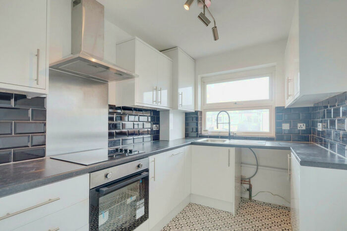 2 Bedroom Flat To Rent In Canvey Road, Leigh-on-sea, SS9