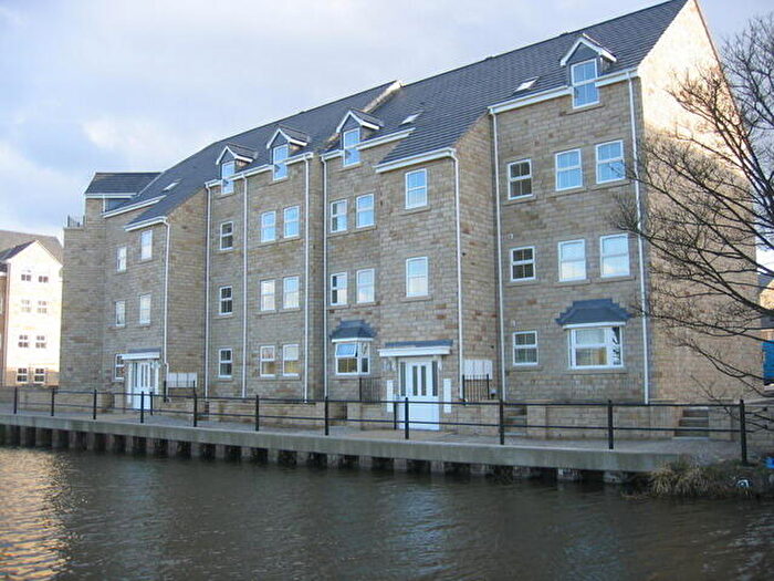 2 Bedroom Flat To Rent In Waters Walk, Bradford, West Yorkshire, BD10