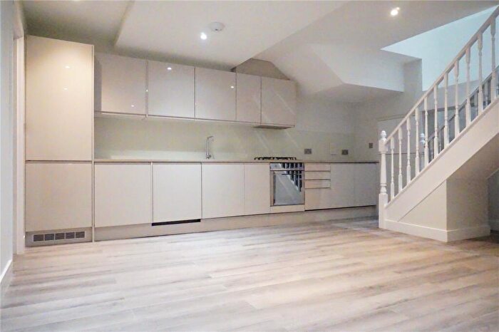 3 Bedroom Apartment To Rent In Hornsey Road, Archway, London, N19