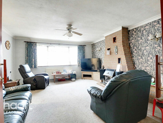 2 Bedroom Detached Bungalow For Sale In School Lane, Luton, LU4