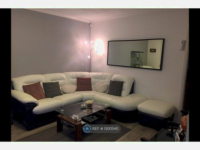 3 Bedroom Terraced House To Rent In Romsey Close, Slough SL3