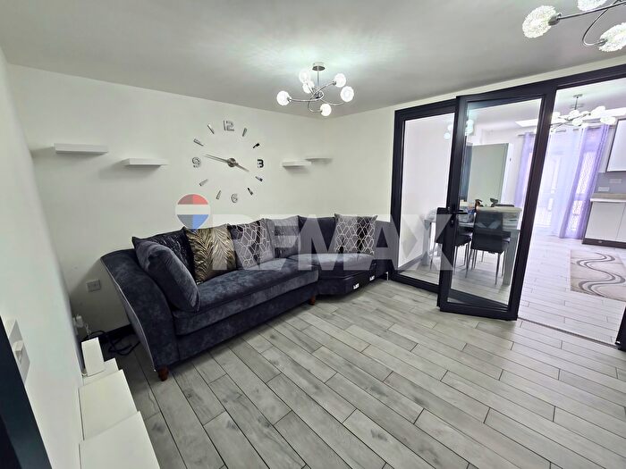 2 Bedroom Flat To Rent In Arundel Close, Stratford, E15