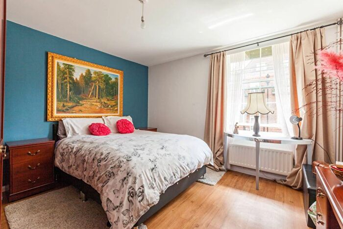 3 Bedroom Flat To Rent In Tilson Gardens, Clapham Park, London, SW2