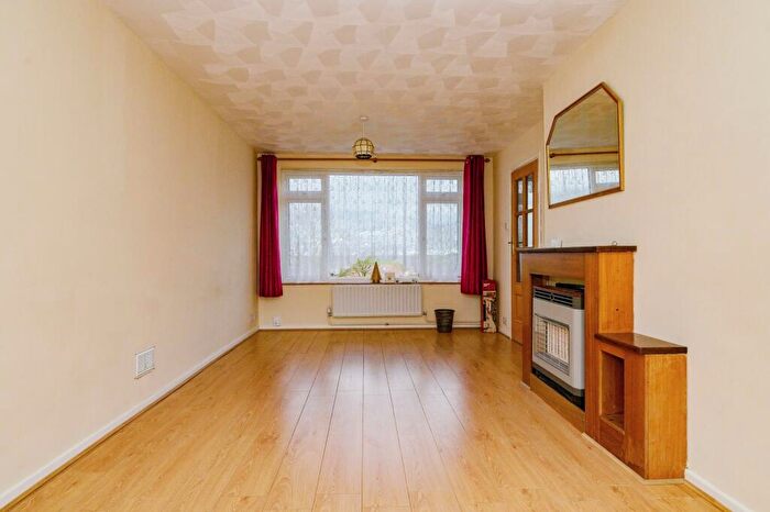 3 Bedroom Terraced House For Sale In Thornview Road, Houghton Regis, Dunstable, Bedfordshire, LU5