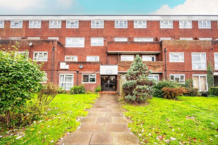 2 Bedroom Flat For Sale In Hazelmere Close, Leatherhead, KT22