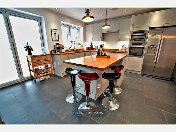 3 Bedroom Semi-Detached House To Rent In Barr Road, Potters Bar, EN6