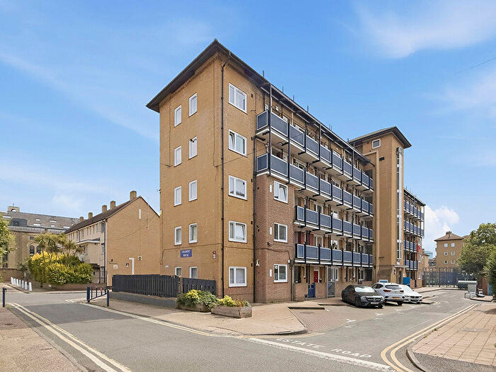 2 Bedroom Apartment For Sale In Colebert House, Stepney, E1