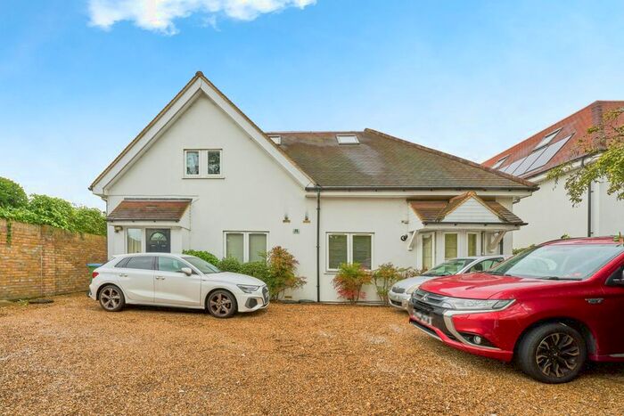 2 Bedroom Flat To Rent In Thistledene, Surrey, KT7