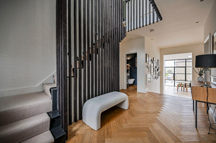 4 Bedroom End Of Terrace House For Sale In Lynton Gardens - Haringey - London -, N11