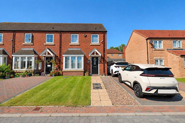 3 Bedroom Town House For Sale In Haywood Drive, Wakefield, WF1