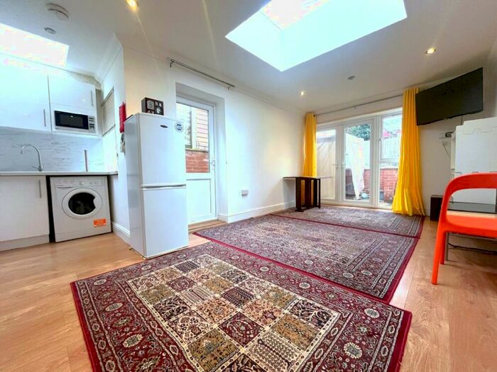 1 Bedroom Flat To Rent In Pine Road, London, NW2