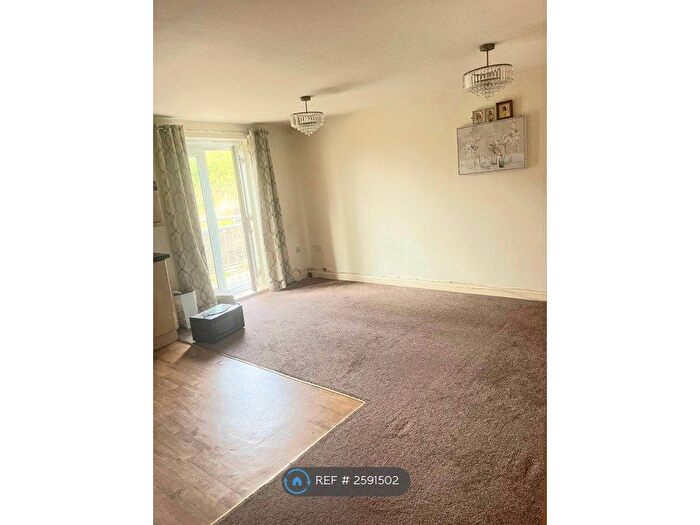 2 Bedroom Flat To Rent In Crow Nest Drive, Beeston, Leeds, LS11