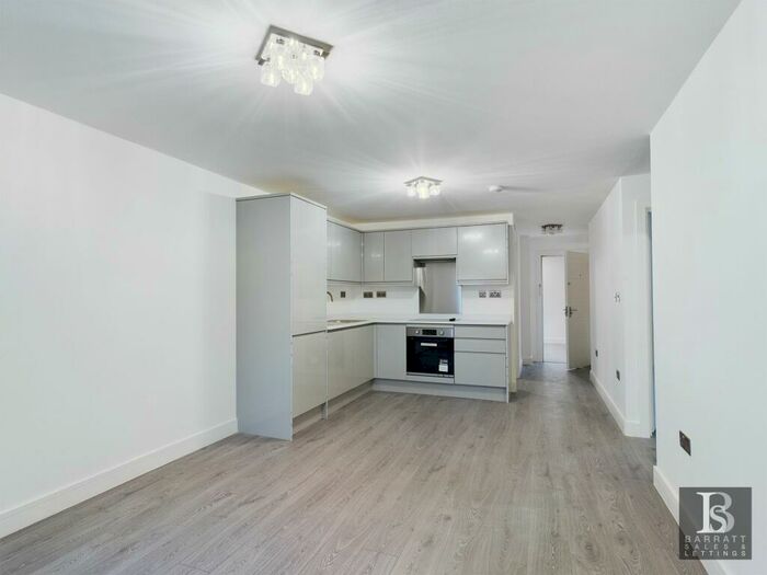 2 Bedroom Apartment To Rent In West Wycombe Road, High Wycombe, HP12