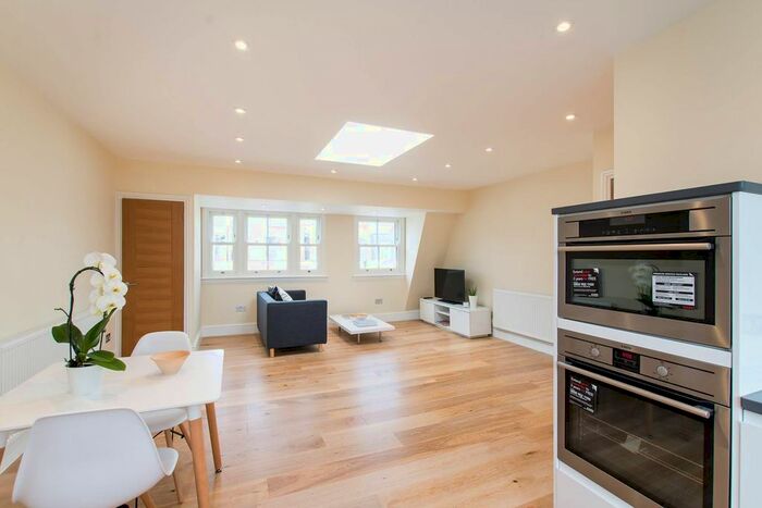 2 Bedroom Flat To Rent In Kempsford Gardens, Earls Court, London, SW5