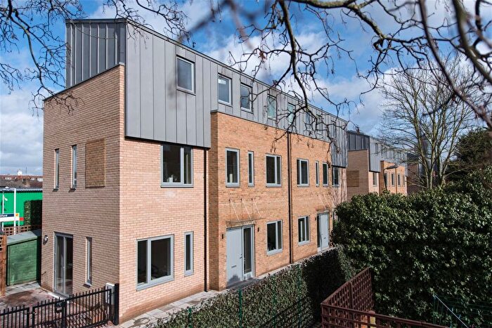 4 Bedroom Semi Detached House To Rent In Gibsons Place, Brentford, TW8