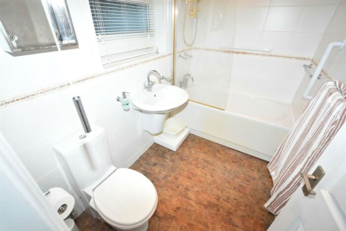 1 Bedroom Detached Bungalow For Sale In Odessa Road, Canvey Island, SS8