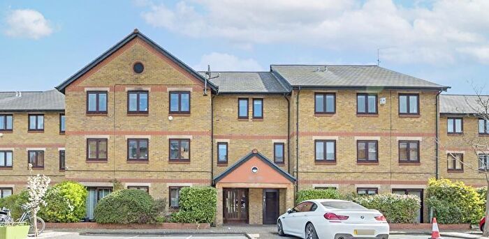 2 Bedroom Flat For Sale In Riverside Close, London, E5