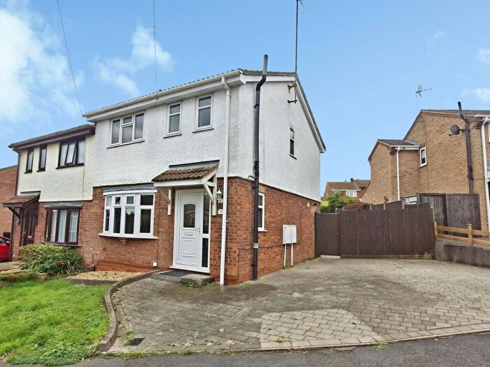 3 Bedroom Semi Detached House For Sale In Frensham Drive, Nuneaton, Warwickshire, CV10