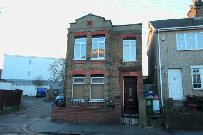 2 Bedroom Flat To Rent In Waverley Crescent, Wickford SS11