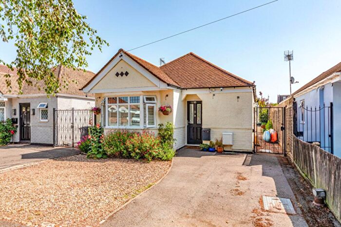 3 Bedroom Bungalow For Sale In Farleigh Road, New Haw, Addlestone, Surrey, KT15