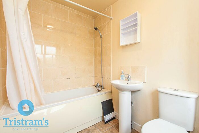 2 Bedroom Flat To Rent In Bramcote Avenue, Beeston, NG9