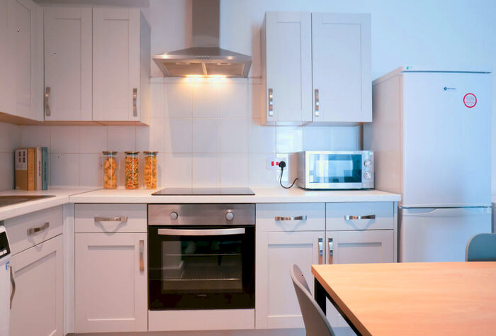 5 Bedroom Flat To Rent In Maine Road, Manchester, M14