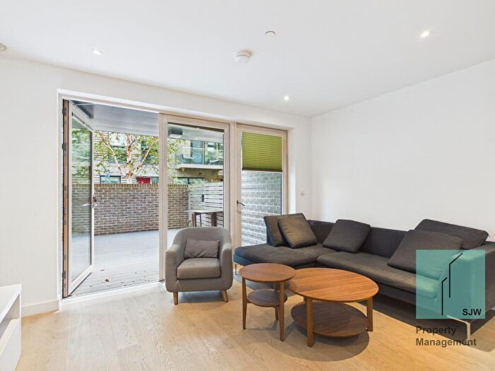 3 Bedroom Flat To Rent In Victory Place, London, SE17