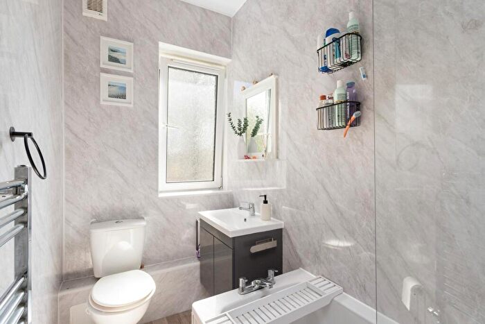 2 Bedroom Apartment For Sale In Broomfield Crescent, Edinburgh, EH12