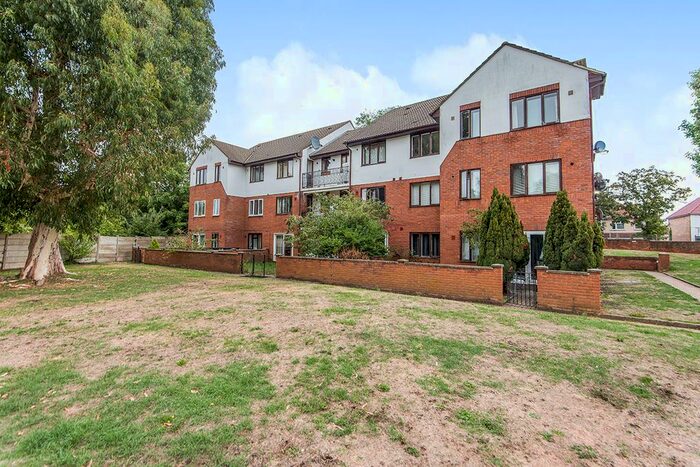 2 Bedroom Flat To Rent In Kingfisher Court, Whitton Road, Hounslow, Middlesex, TW3
