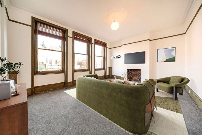 3 Bedroom Flat To Rent In Colney Hatch Lane, London, N10