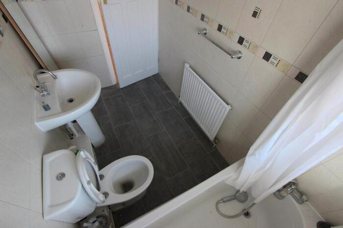 1 Bedroom Flat To Rent In High Road, London, N12