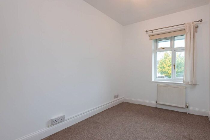 2 Bedroom Flat To Rent In Selborne Gardens, Hendon, London, NW4