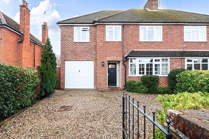4 Bedroom Semi Detached House For Sale In Newbury, Berkshire, RG14