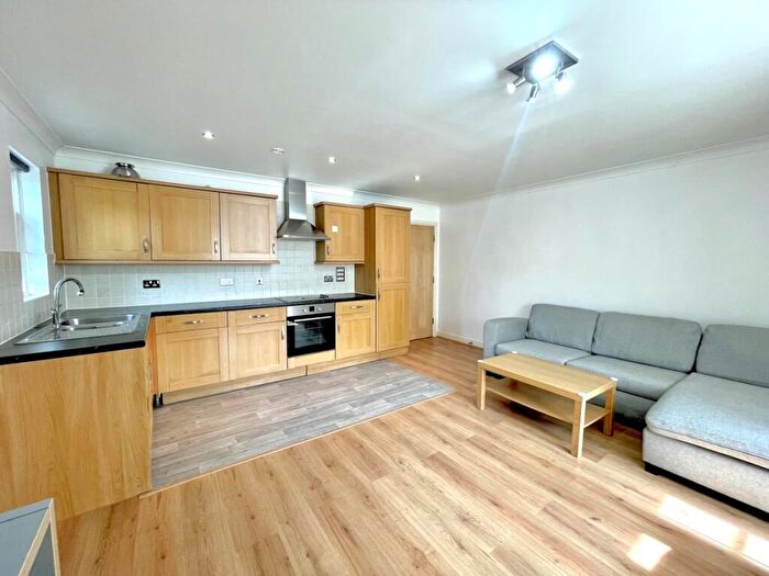 2 Bedroom Flat To Rent In Blackwell Close, Winchmore Hill, N21