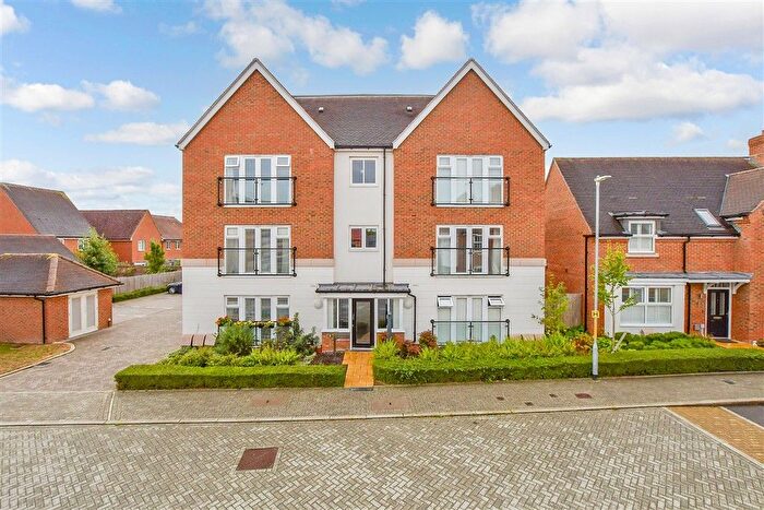 2 Bedroom Flat For Sale In Royal Crescent, Kings Hill, Kent, ME19