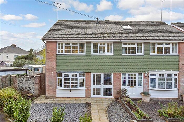 3 Bedroom Semi-Detached House For Sale In Longwood Avenue, Waterlooville, Hampshire, PO8