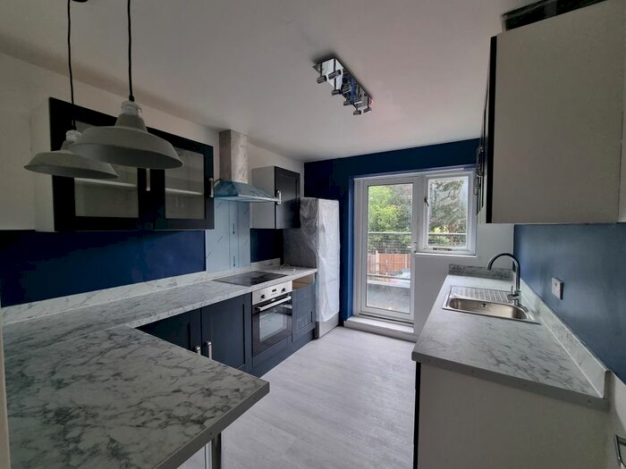 3 Bedroom Flat To Rent In Gorsewood Road, Woking, England, GU21